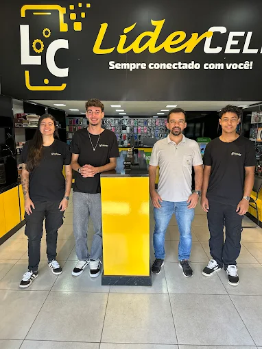 Equipe Líder Cell na loja em Barão de Cocais